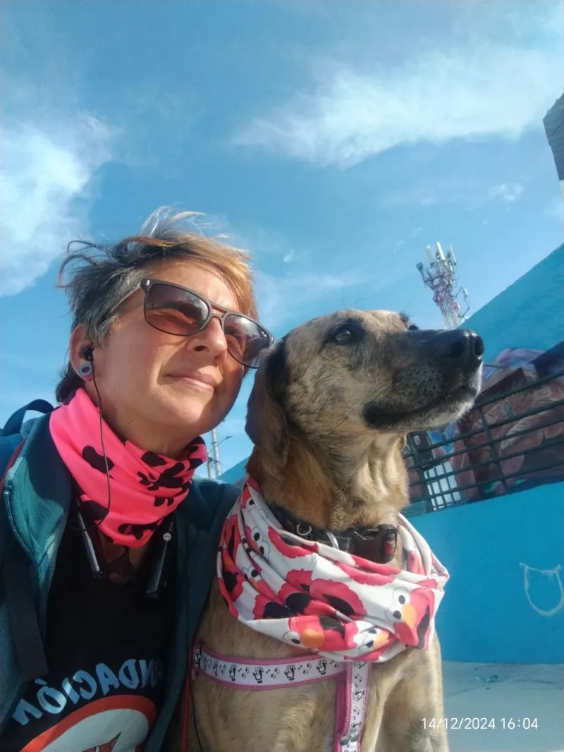 Una voluntaria se toma una foto con una perrita rescatada